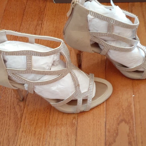 🥳🥳SOLD🥳🥳BCBG Tan Sandals - Picture 2 of 4
